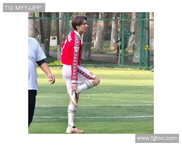 足球明星亲自示范教训儿子踢球技巧视频引发网友热议与感动